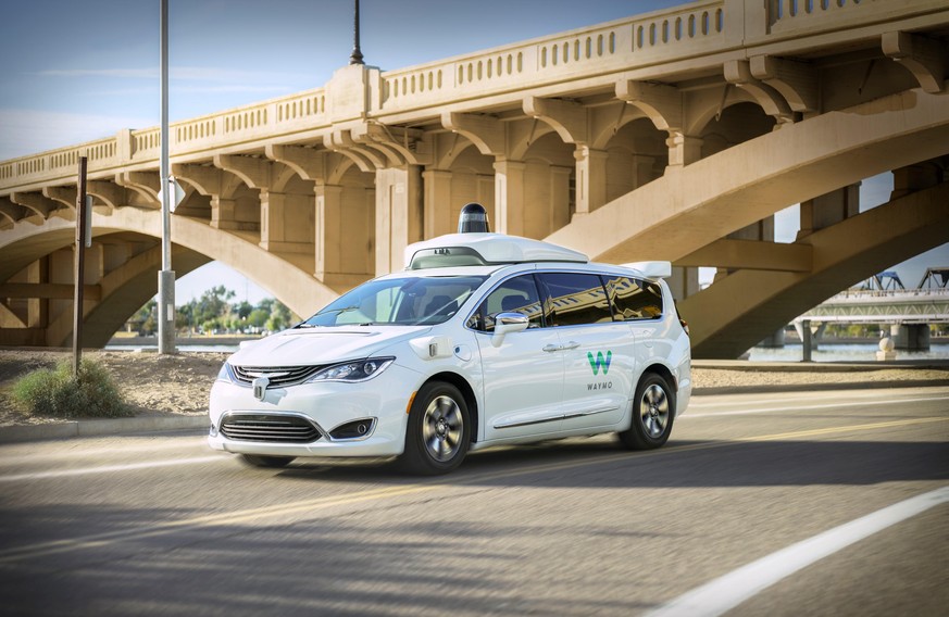 Waymo One autonome taxis selbstfahrende fahrzeuge roboter google fiat chrysler pacifica https://waymo.com/waymo-one/