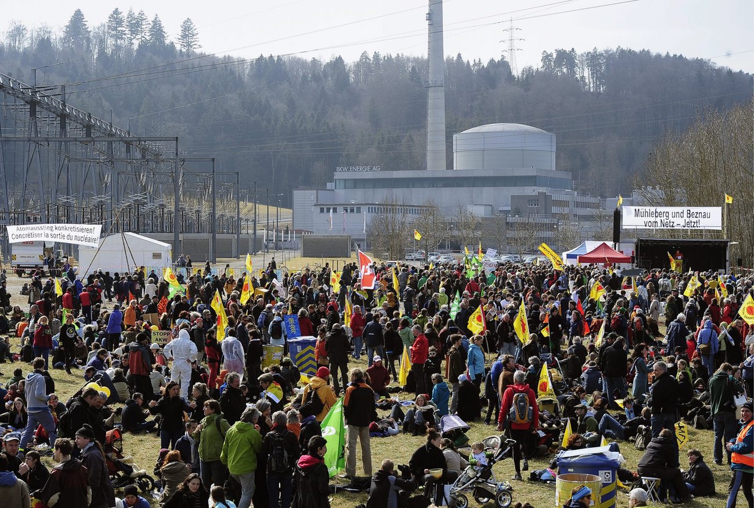 Rund 10'000 Menschen demonstrierten am 11. März 2012&nbsp;vor dem AKW Mühleberg für die sofortige Abschaltung des heute 42-jährigen Atomkraftwerks.