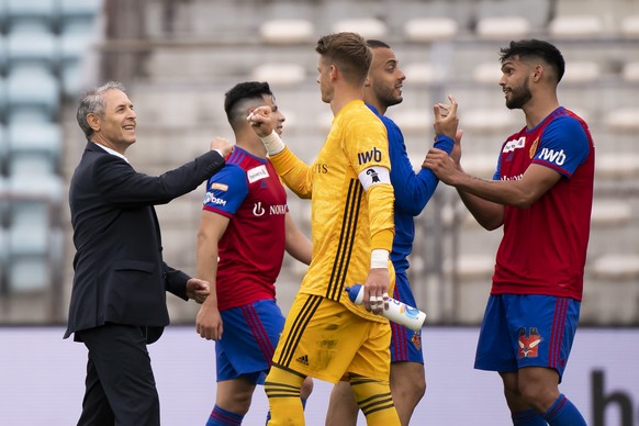 L?entraineur du FC Basel Marcel Koller, gauche, felicite le gardien balois Jonas Omlin, centre, lors du quart de final de la Coupe de Suisse de football entre le FC Lausanne-Sport, LS et le FC Basel 1 ...