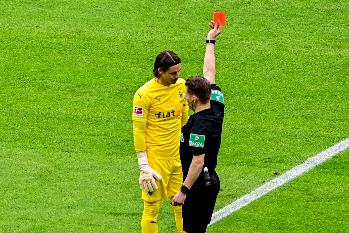 10.04.2021, Berlin: Fu�ball: Bundesliga, Hertha BSC - Bor. M�nchengladbach, 28. Spieltag im Olympiastadion. Schiedsrichter Patrick Ittrich zeigt M�nchengladbachs Torwart Yann Sommer die Rote Karte. WI ...