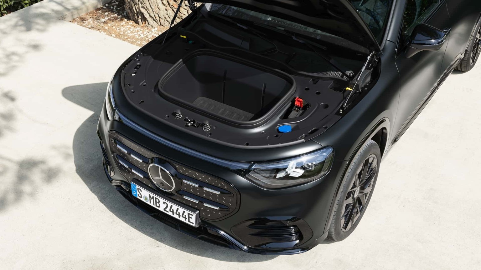 Unter der Haube ist ein Frunk mit bis zu 127 Litern Volumen.