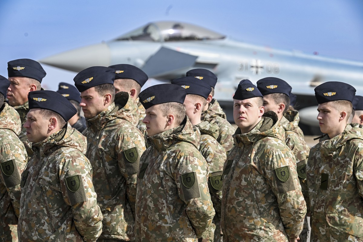 Des soldats participent à la célébration du 20e anniversaire de l'adhésion de la Lituanie à l'Otan.