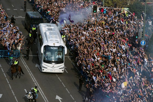 epa06705076 Real Madrid&#039;s supporters cheer next to the bus carrying Real Madrid&#039;s players upon arrival at Santiago Bernabeu stadium in Madrid, Spain, 01 May 2018. Real Madrid will face Bayer ...