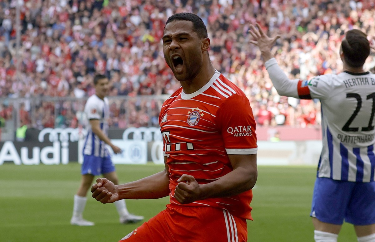 epa10600371 Munich's Serge Gnabry (L) celebrates after scoring the 1-0 lead during the German Bundesliga soccer match between FC Bayern Munich and Hertha BSC Berlin in Munich, Germany, 30 April 2 ...