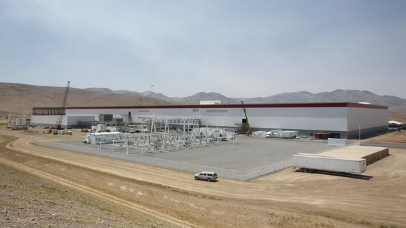 Die Batteriefabrik von Tesla in der Wüste von Nevada.