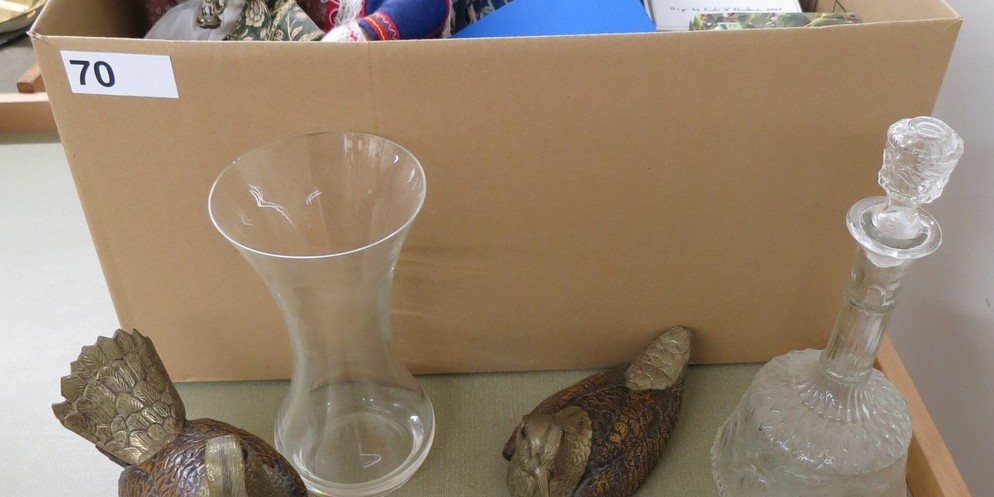 Diese Kiste voller Puppen inklusive Glas- und Dekoartikeln ist eines von 150 zu versteigenden Artikeln an diesem Nachmittag.
