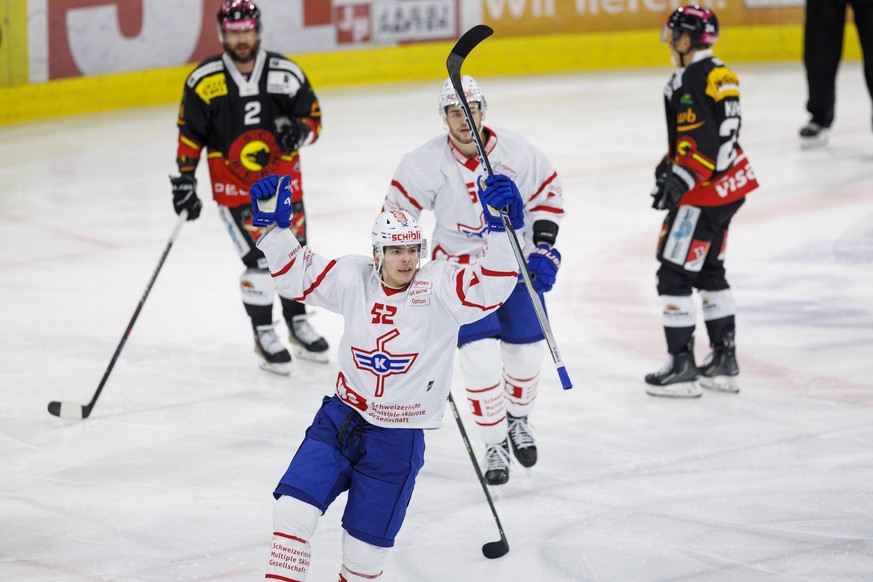 EHC Kloten Verteidiger Jesper Peltonen feiert seinen Treffer zum 1-0 waehrend dem Eishockey-Meisterschaftsspiel der National League zwischen dem EHC Kloten und dem SC Bern am Sonntag, 5. Februar 2023, ...