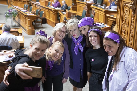 Die SP-Nationalraetinnen Nadine Masshardt, Yvonne Feri, Laurence Fehlmann Rielle, Priska Seiler Graf, Barbara Gysi, Mattea Meyer, und Jacqueline Badran, von links, posieren fuer ein Selfie, waehrend d ...