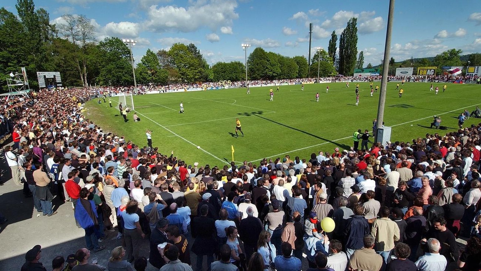 Gegen 4300 Zuschauer verfolgen das Spitzenspiel von Schaffhausen gegen Chiasso auf der Sportanlage Breite, am Sonntag, 16. Mai 2004, beim Fussball Challenge League Spiel zwischen dem FC Schaffhausen u ...