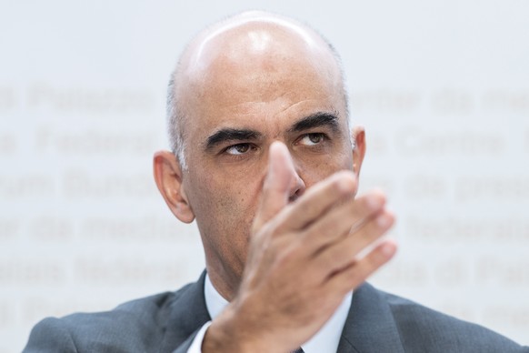 Bundesrat Alain Berset aeussert sich an einer Medienkonferenz zu den Krankenkassenpraemien 2020, am Dienstag, 24. September 2019, in Bern. (KEYSTONE/Peter Schneider)