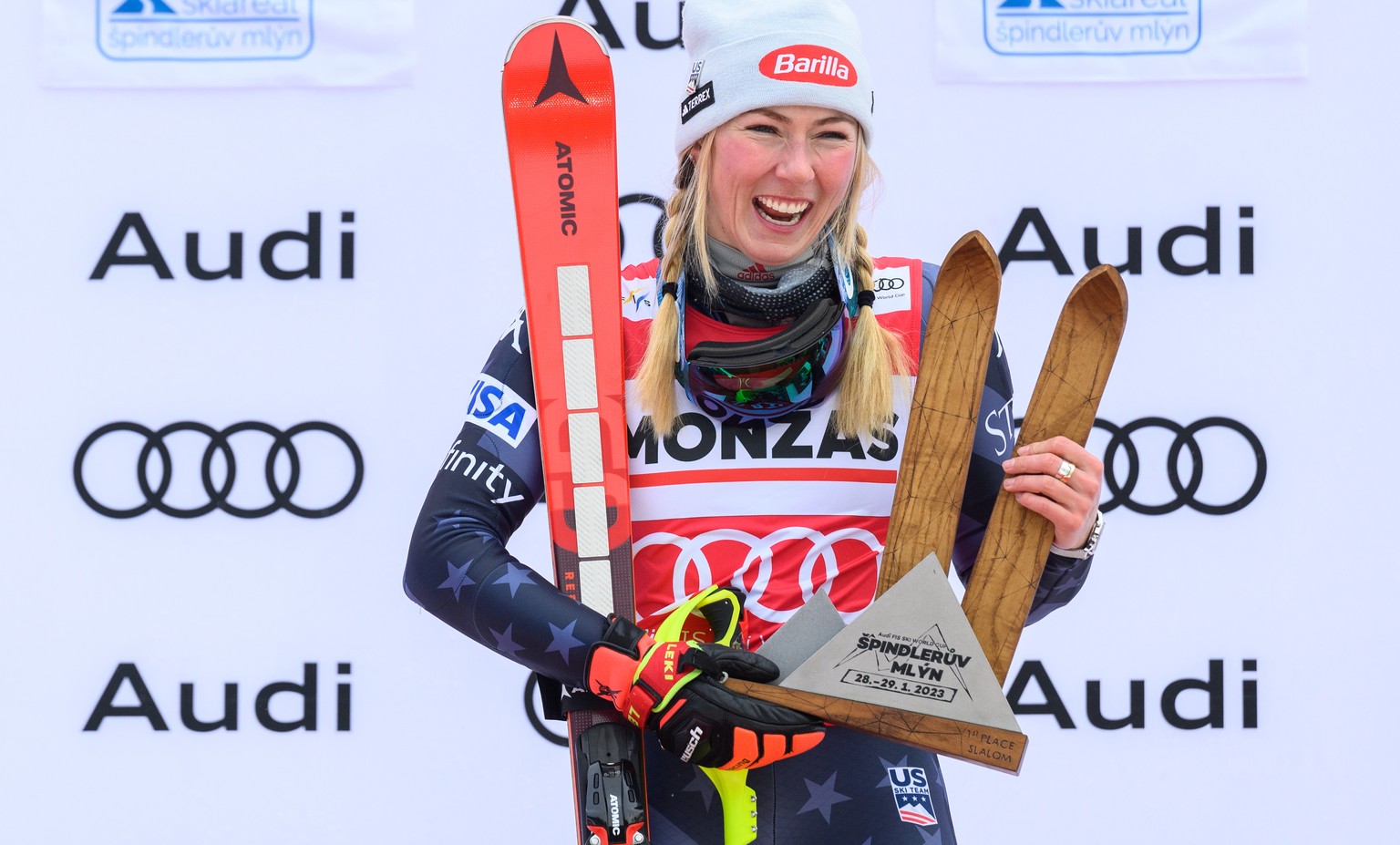 epa10435993 First placed Mikaela Shiffrin of the USA celebrates on the podium for the Women&#039;s Slalom race at the FIS Alpine Skiing World Cup in Spindleruv Mlyn, Czech Republic, 28 January 2023. E ...