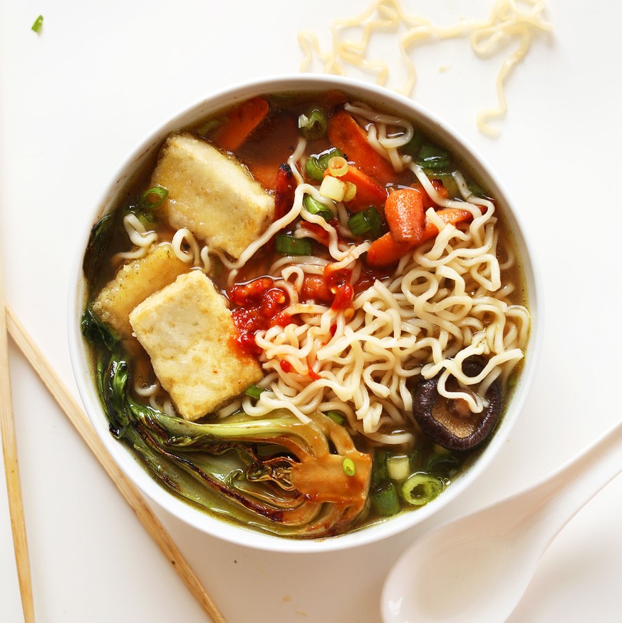 ramen suppe nudelsuppe asiatisch vegan vegetarisch tofu essen food http://minimalistbaker.com/easy-vegan-ramen/