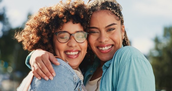 Freunde, Schwestern und Portrait von schwarzen Frauen, die mit Lächeln, Glück und Solidarität in Liebe und Stolz umarmt sind. Lesbisches Ehepaar, Frau und Freundin in glücklicher Umarmung für Unterstü ...