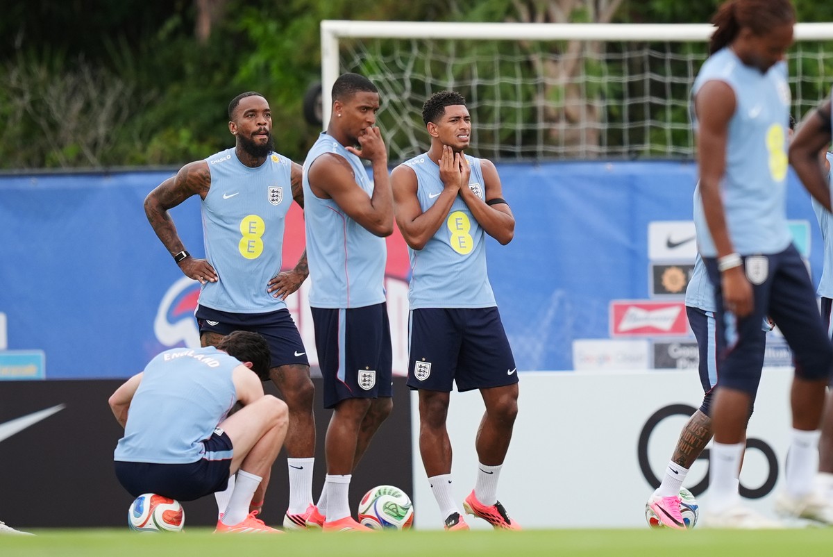 England's Jude Bellingham, center, stands with teammates during a training for the national soccer team in Palm Beach Gardens, Fla.,Tuesday, June 9, 2026, ahead of the World Cup soccer tournament ...