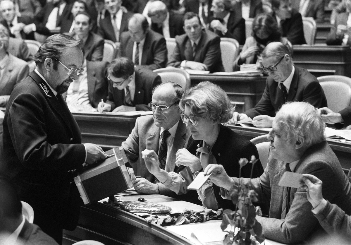 ZU DEN BUNDESRATSWAHLEN VOM MITTWOCH, 9. DEZEMBER 2015, STELLEN WIR IHNEN FOLGENDES BILDMATERIAL ZUM THEMA SPRENGKANDIDATUREN ZUR VERFUEGUNG - WEITERE BILDER FINDEN SIE AUF UNSERER WEBSEITE "PARL ...