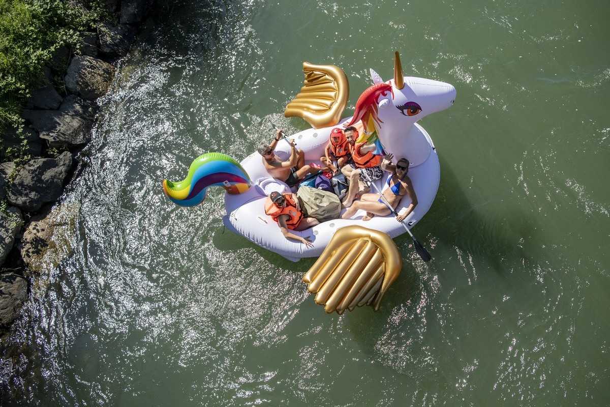 Viele Gummiboetler geniessen das tolle Wetter mit ihrem Gefaehrt auf der Reuss zwischen Luzern und Gisikon-Root im Kanton Luzern am Samstag, 15. August 2020. (KEYSTONE/Urs Flueeler).