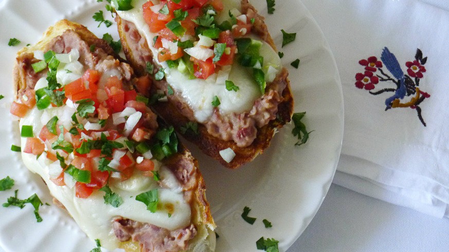 molletes mexicanos mexikanisch mexiko essen food http://www.nibblesandfeasts.com/2012/11/mexican-molletes/