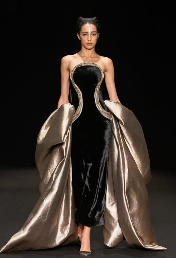 Eine Kreation in Schwarz und Gold.