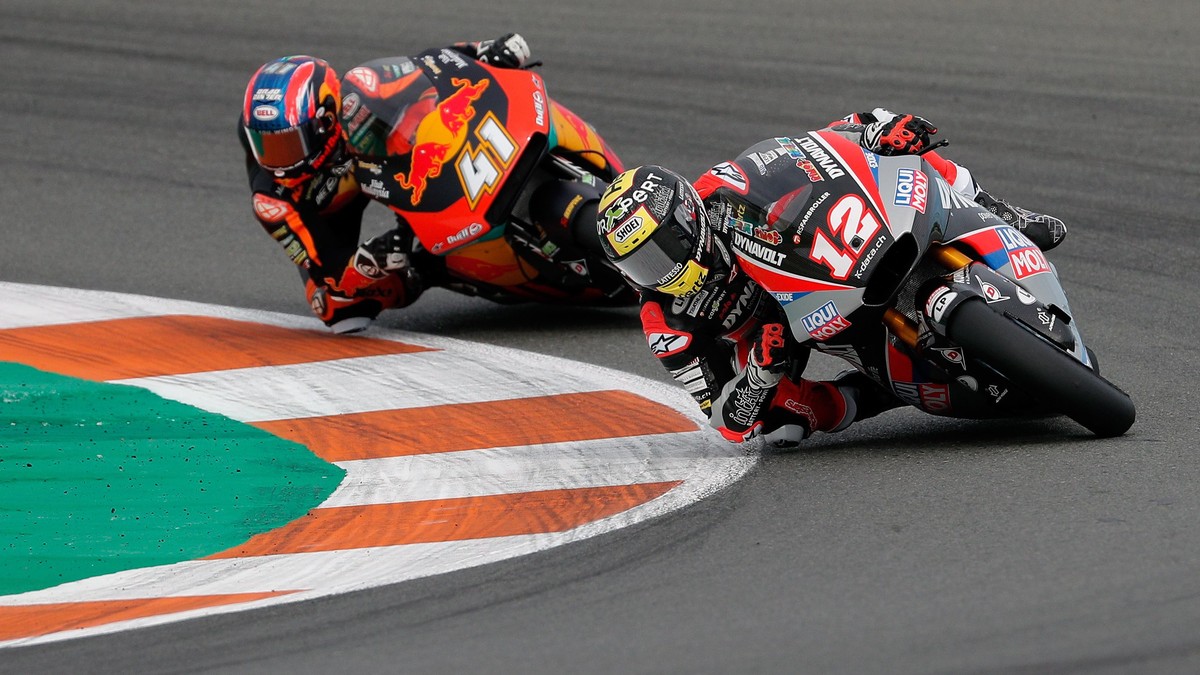 epa08003445 Swiss Moto2 rider Thomas Luthi (R), of Dynavolt Intact GP team, and South African Brad Binder, of Red Bull KTM Ajo team, take a bend during Comunitat Valenciana GP race, the season's  ...