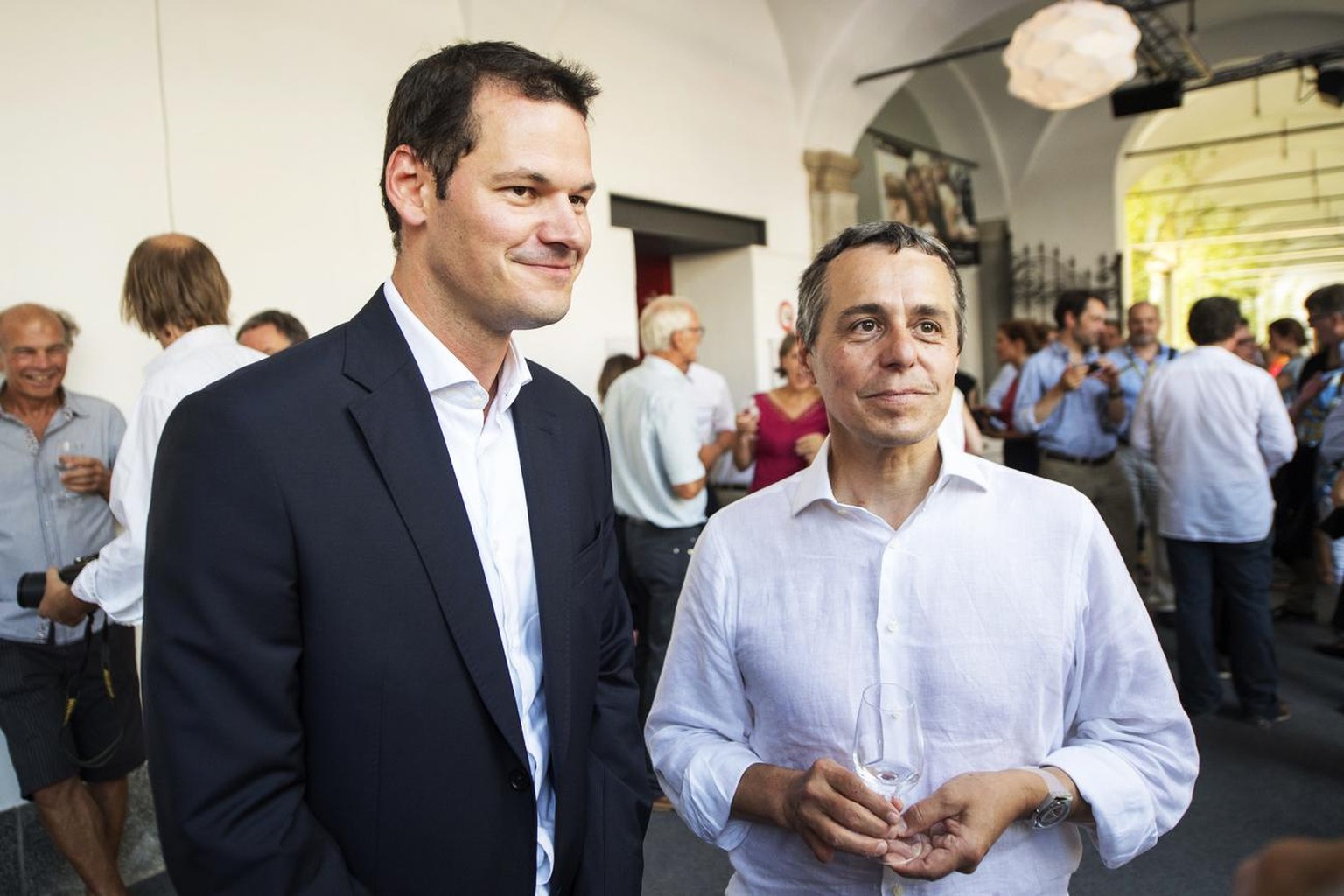 Der Tessiner FDP-Nationalrat Ignazio Cassis, rechts, und der Genfer FDP-Staatsrat Pierre Maudet, links, treffen sich beim &quot;Diner politique&quot; anlaesslich des Filmfestivals in Locarno am Freita ...