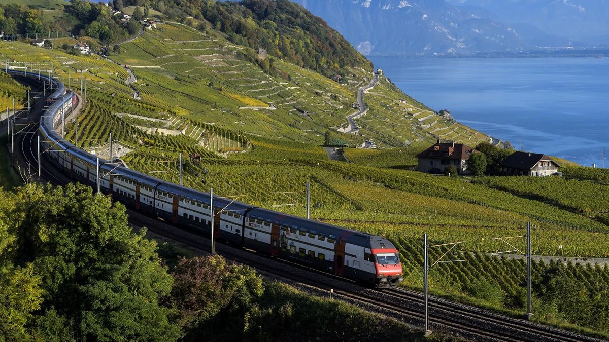 SCHWEIZ BAHN LAVAUX
Deux trains grandes lignes InterCity a double etages de la compagnie CFF-SBB circulent dans Lavaux, patrimoine mondial de l'humanite de l'UNESCO, avec le lac Leman et les ...