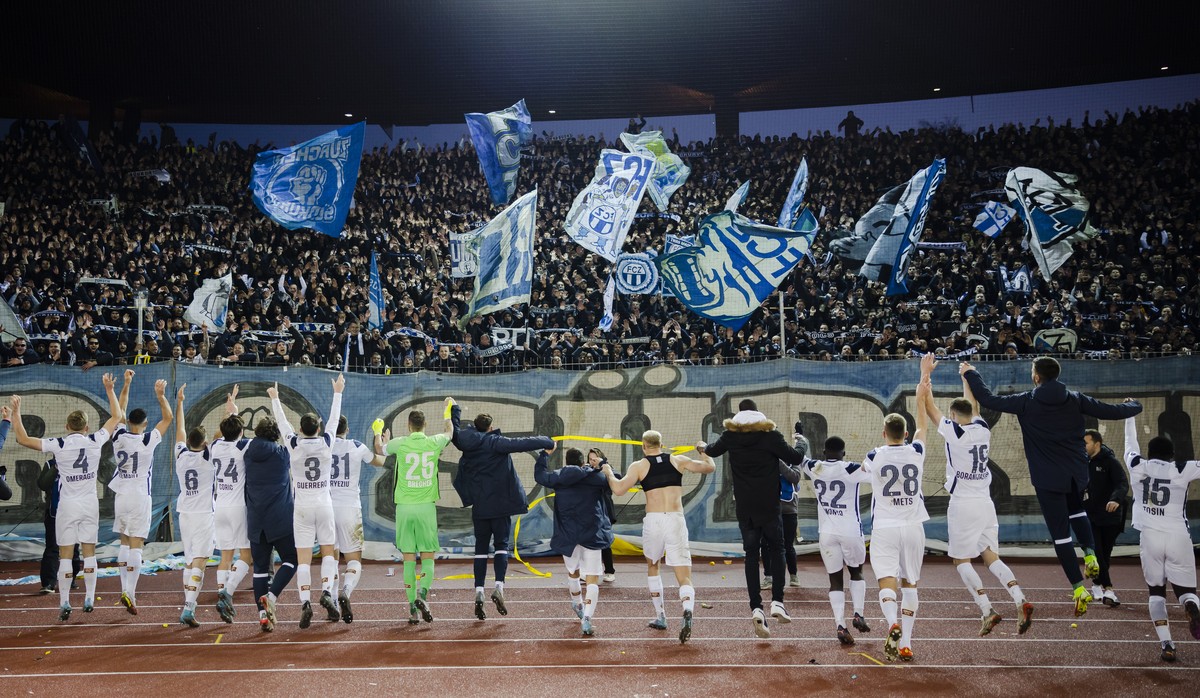 FC Zuerichs Spieler jubeln nach ihrem Sieg ueber den FC Basel mit den Fans beim Fussballspiel der Super League zwischen dem FC Zuerich und dem FC Basel, FCB, im Letzigrund Stadion, am Sonntag, 27. Feb ...