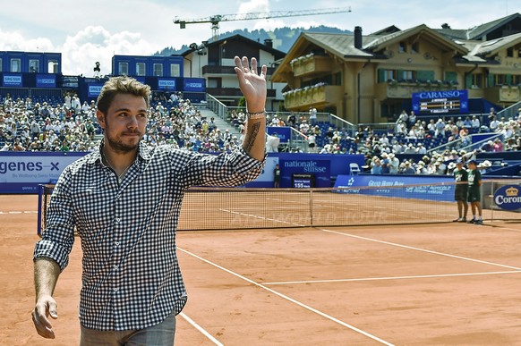 Swiss tennis player Stanislas Wawrinka is greeted on center court at the Swiss Open tennis tournament on Friday, July 25, 2014 in Gstaad.  (KEYSTONE / Peter Schneider) Swiss tennis player Stanisel ...