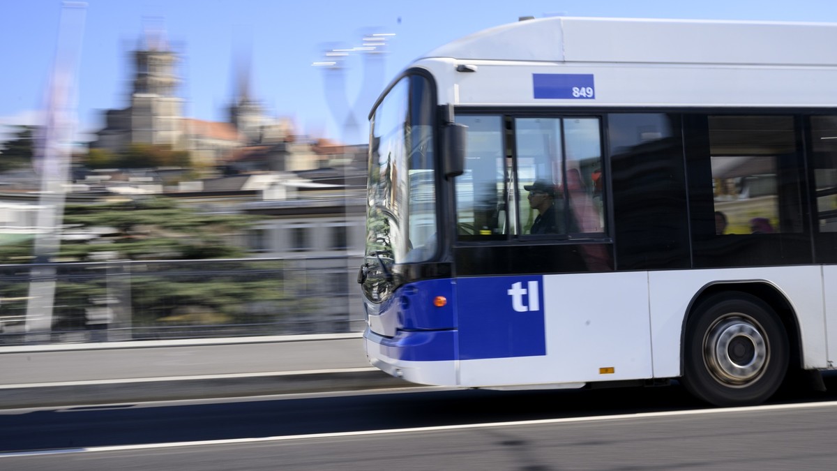 Le bus des Transports publics lausannois (TL) photographie devant la cathedrale de Lausanne ce mercredi 1 octobre 2025 a Lausanne. (KEYSTONE/Laurent Gillieron)