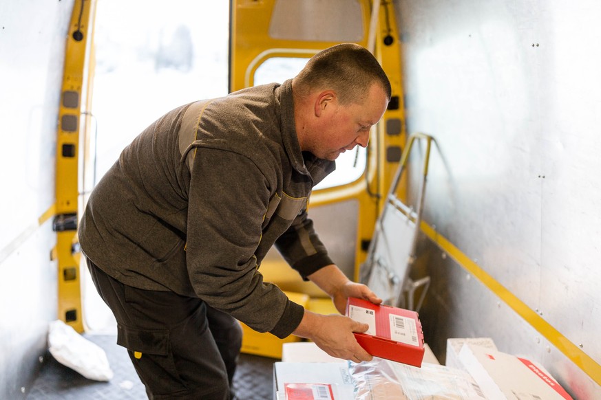 Unterwegs mit dem Paket-Pöstler Stefan „Tschudi“ Bütler auf seiner Route durch Muri kurz vor Weihnachten.