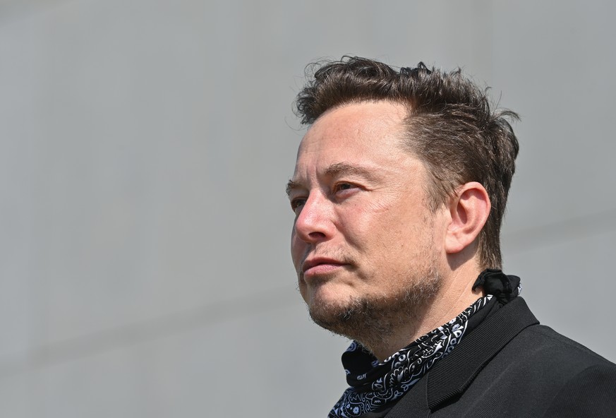 ARCHIV - 13.08.2021, Brandenburg, Gr�nheide: Elon Musk, Tesla-Chef, steht bei einem Pressetermin auf dem Gel�nde der Tesla Gigafactory. Tech-Milliard�r Elon Musk hat seinen Deal zum Kauf von Twitter a ...