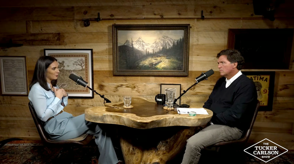 Julia Mendel in der Talk-Show von Tucker Carlson