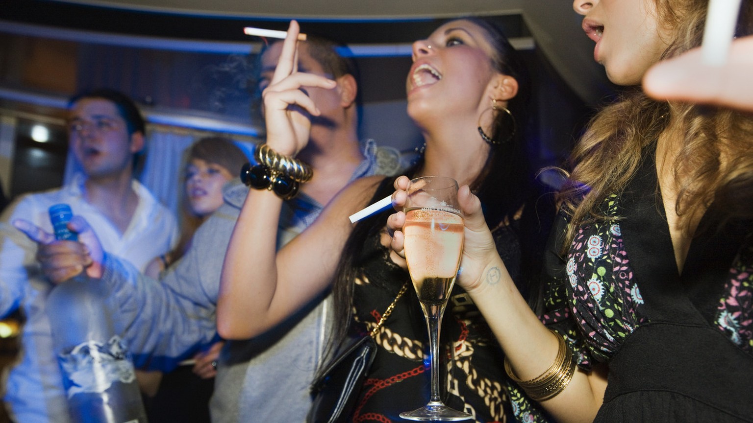 Young people having champagne and vodka with cigarettes at the nightclub St. Germain in Zurich, Switzerland, pictured on June 3, 2008. (KEYSTONE/Martin Ruetschi)

Junge Leute konsumieren am 3. Juni 20 ...