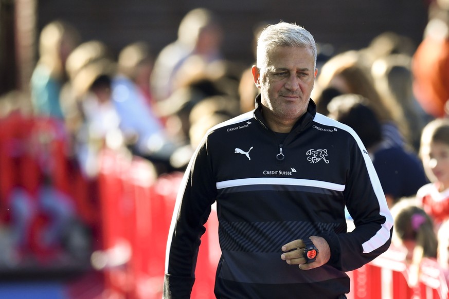 Fussball Nationaltrainer Vladimir Petkovic, beim oeffentlichen Training der Schweizer Fussball Nationalmannschaft, am Donnerstag, 5. Oktober 2017, auf dem Sportplatz Chrummen in Freienbach. (KEYSTONE/ ...