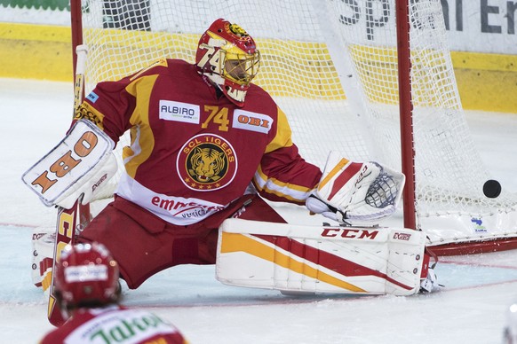 Tigers Goalie Ivars Punnenovs, wehrt ab waehrend dem Meisterschaftsspiel der National League, zwischen den SCL Tigers und den ZSC Lions, am Freitag, 8. September 2017, in der Ilfishalle in Langnau. (K ...