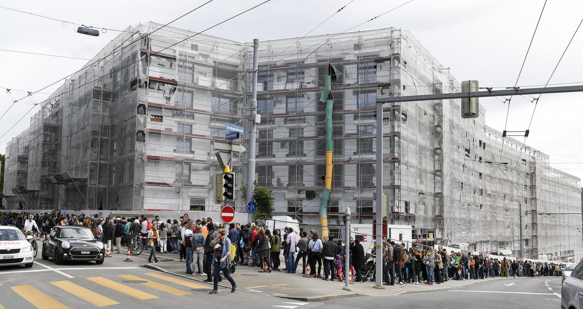 ARCHIV - ZU DEN REAKTIONEN AUF DIE GEPLANTE VERSCHAERFUNG DER LEX KOLLER STELLEN WIR IHNEN DIESES ARCHIVBILD ZUR VERFUEGUNG - Gigantische Schlange von Wohnungssuchenden bei der Besichtigung einer Must ...
