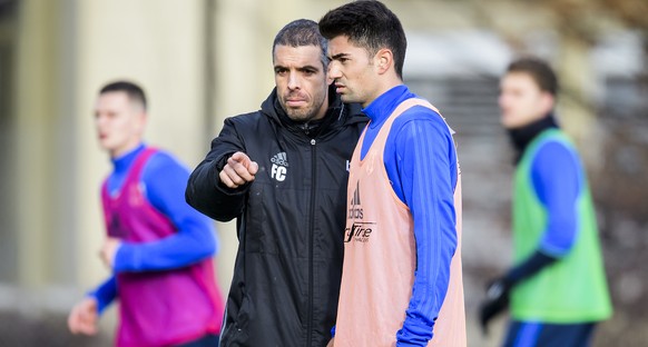 Enzo Zidane, droite, le nouveau joueur du FC Lausanne-Sport, parle avec Fabio Celestini, centre, l&#039;entraineur du FC Lausanne-Sport, lors de la reprise de l&#039;entrainement ce vendredi 5 janvier ...