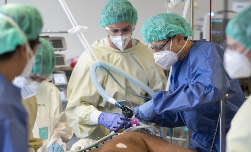 Aerzte und Pflegende kuemmern sich um Covid-Patienten auf der Covid-19-Intensivabteilung im Stadtspital Triemli am 10. Dezember 2020 in Zuerich. (KEYSTONE/Gaetan Bally)