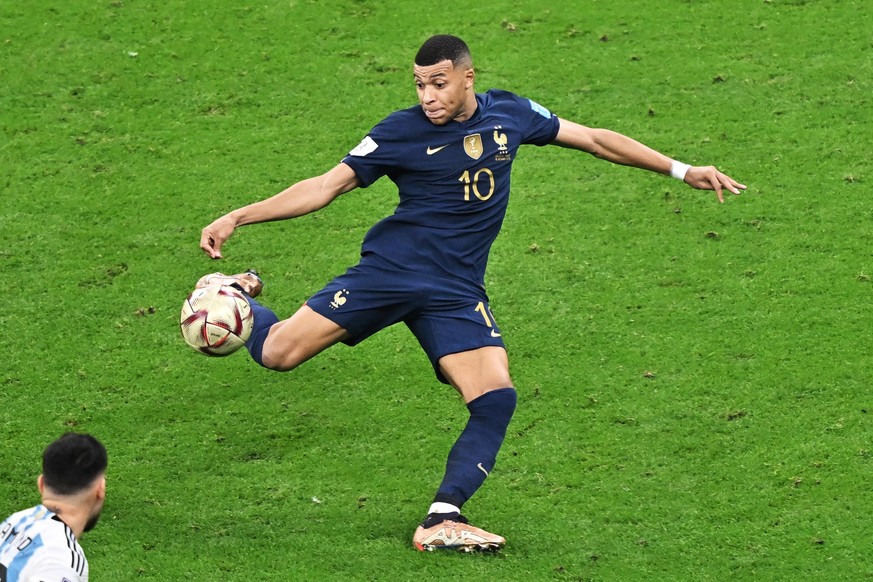 epa10372554 Kylian Mbappe of France scores the 2-2 goal during the FIFA World Cup 2022 Final between Argentina and France at Lusail stadium, Lusail, Qatar, 18 December 2022. EPA/Noushad Thekkayil