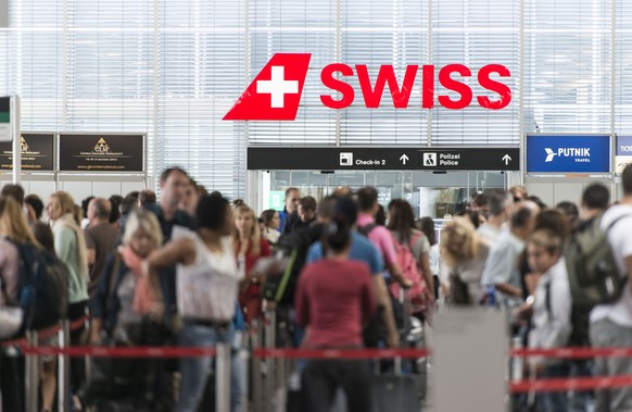 ZU DEN JAHRESZAHLEN 2016 DER AIRLINE SWISS, AM DONNERSTAG, 16. MAERZ 2017, ERHALTEN SIE FOLGENDE THEMENBILDER ---- Passengers queue in the check-in hall 1 at Zurich Airport, pictured in Kloten, Switze ...