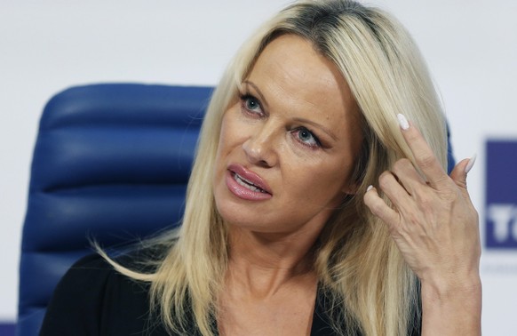 epa05058418 Canadian-born actress Pamela Anderson speaks at a news conference in Moscow, Russia, 07 December 2015. Various media reported that the former &#039;Baywatch&#039; actress-turned-animal rig ...