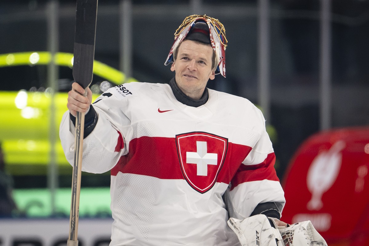 epa12978873 Switzerland's goaltender Leonardo Genoni celebrates winning the 2026 IIHF Men's Ice Hockey World Championship preliminary round group A game between Austria and Switzerland, in Z ...