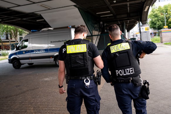 22.06.2024, Berlin: Die Berliner Polizei steht am U-Bahnhof Kottbusser Tor. Ein Mann ist im Zwischendeck erstochen worden. Foto: Fabian Sommer/dpa +++ dpa-Bildfunk +++
