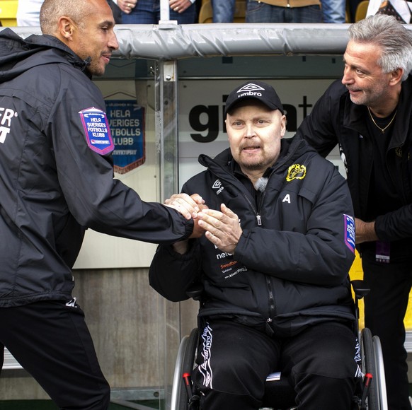 Handshake zweier schwedischer Fussballgrössen: Henrik Larsson begrüsst Klas Ingesson bei einem seiner letzten Partien als Cheftrainer.