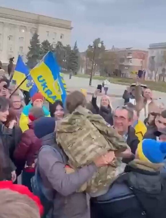 **VIDEO AVAILABLE: CONTACT INFOCOVERMG.COM TO RECEIVE** This video shows Ukrainians celebrating and greeting the first troops to arrive in the central Freedom Square in Kherson on Friday 11November202 ...