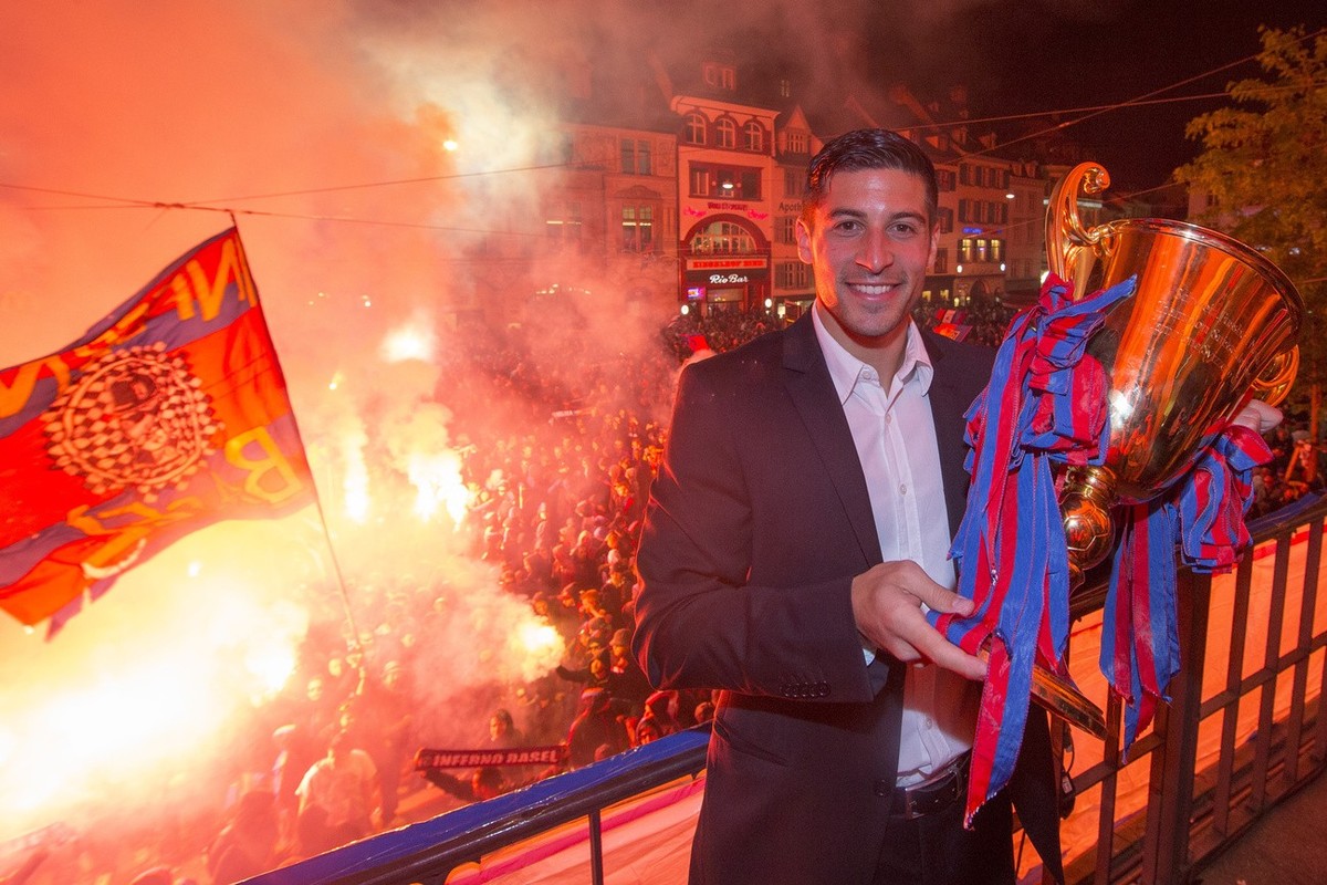 Davide Calla mit Pokal feiert am Sonntag, 18. Mai 2014, ausgelassen den Meistertitel im Papa-Joes am Barfuesser-Platz in Basel. (KEYSTONE/Patrick Straub)