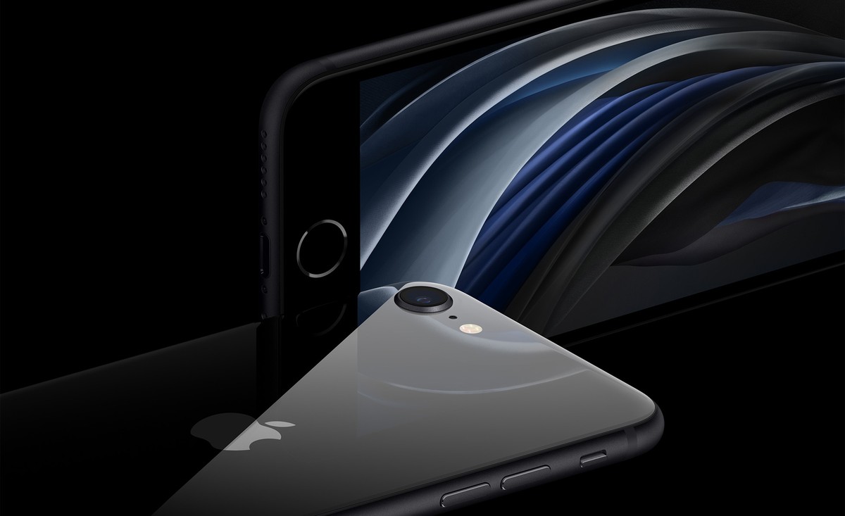Gut zu sehen Der mechanische Homebutton, dann der 12-Pixel-Kamerasensor und der LED-Blitz.