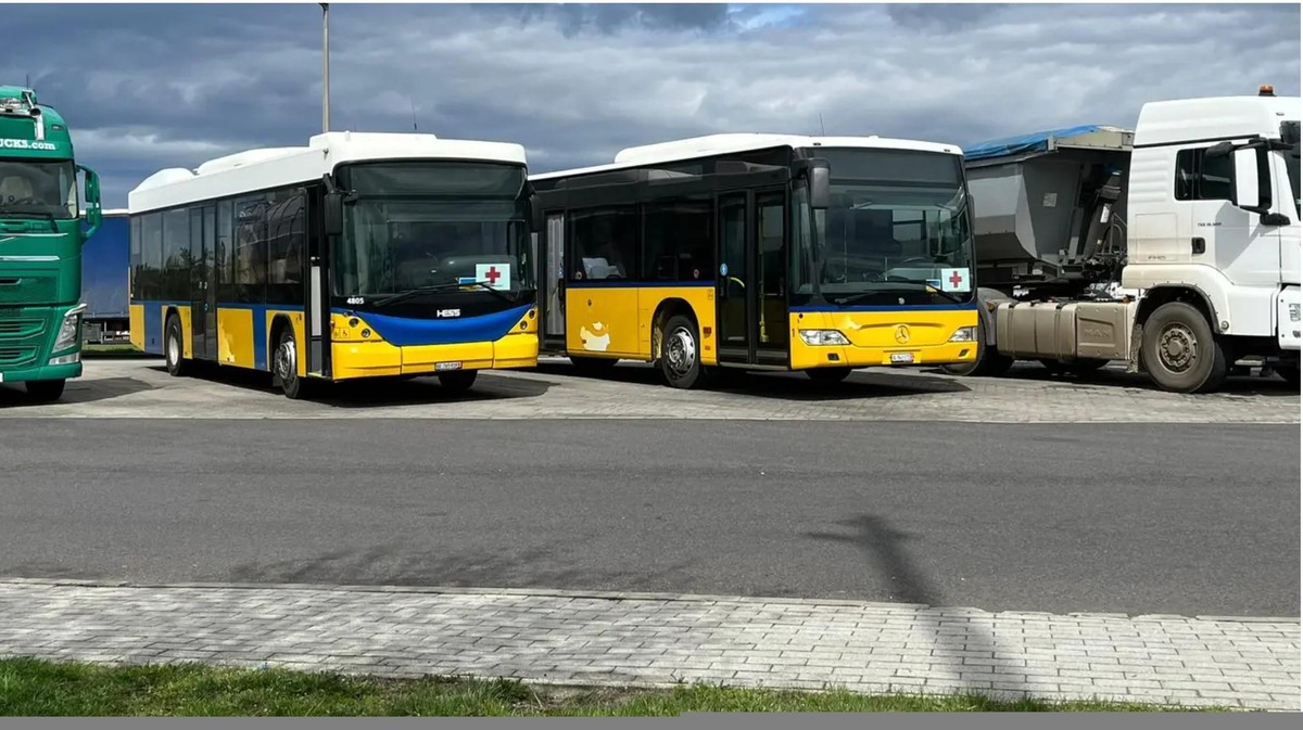 Seit April in der Ukraine im Einsatz: zwei ausrangierte Busse von PostAuto Schweiz.