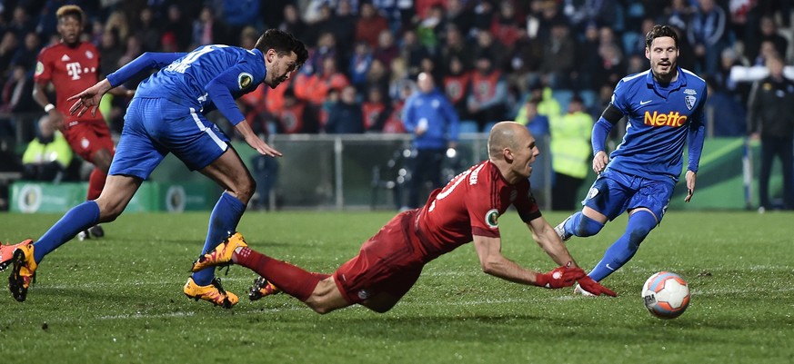 So geht das! Arjen Robben schindet einen Penalty.