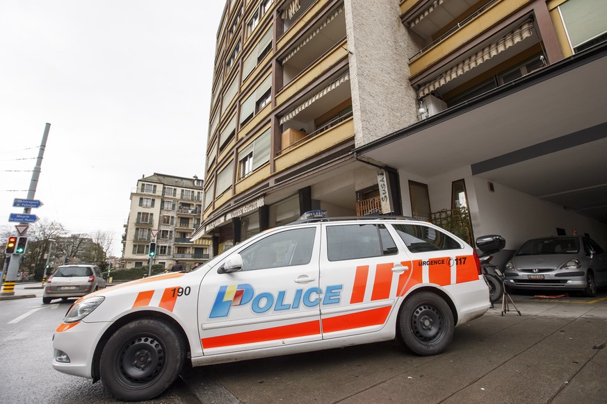 Ein Polizeiauto beim Tatort in Genf-Servette.