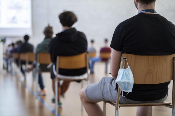 Junge Maenner mit vereinzelt Masken werden Informiert wahrend der Coronavirus Pandemie (Covid-19), aufgenommen am 27. Mai 2020 im Rekrutierungszentrum der Schweizer Armee in Aarau. Stellungspflichtige ...